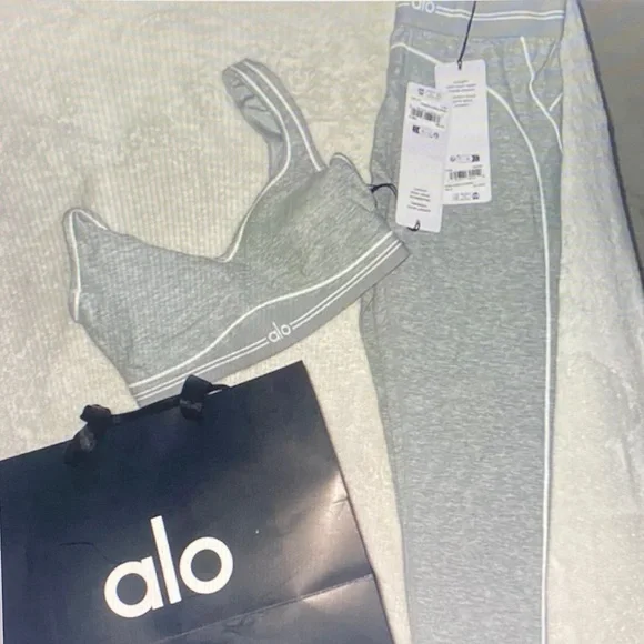 ALO Yoga Women's Gray Bra and Leggings Set - Picture 2 of 3